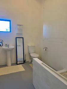 Somerset EastにあるLittle Rock Mountain Houseの浴槽、トイレ、洗面台を備えたバスルーム