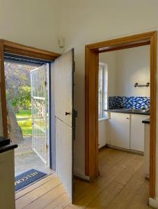 Somerset EastにあるLittle Rock Mountain Houseのキッチンのある部屋の開いたドアとキッチンへのドア +17枚の写真