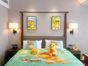 Voodi või voodid majutusasutuse SSAW Boutique Hotel Foshan Qiandeng Lake toas