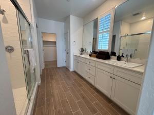 Un baño grande con dos lavabos y una ducha. en Joyhouse, en Visalia 19 fotos más