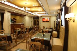 un restaurante con mesas y sillas y un bar en Hotel Gleden en Velikiy Ustyug