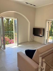 Una sala de estar con un sofá y un televisor de pantalla plana. en Blue Residence - Spettacolare casa a Pieve Ligure, en Pieve Ligure 13 fotos más