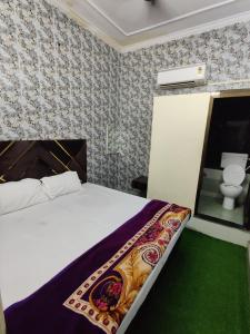Postel nebo postele na pokoji v ubytování Hotel Kashi Paradise 300 Mtr Walking From Kashi Vishwanath Temple