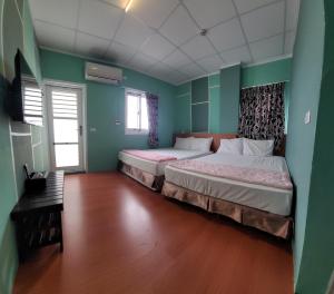A bed or beds in a room at Lanyu Gulu Homestay