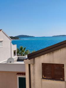 ein Blick auf das Meer von einem Gebäude aus in der Unterkunft Villa Veronika in Brodarica