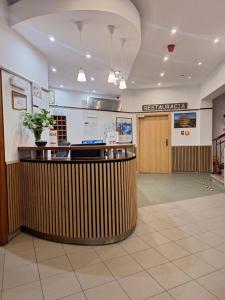 hol z recepcją w budynku w obiekcie Hotel *** NAT Krynica Zdrój w mieście Krynica Zdrój