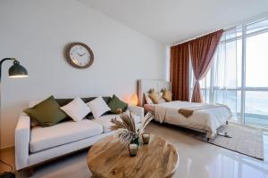 Ein Bett oder Betten in einem Zimmer der Unterkunft Boho Chic Studio, Pool & Gym