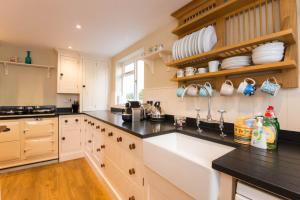 A kitchen or kitchenette at Camellia Cottage