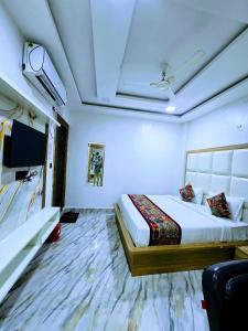 Premium Hotel Aarav Grand - Mathura Central - 5 Min distance from Railway Station客房内的一张或多张床位