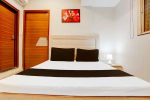 Hotel O Jiwaji Chowk Lashkar客房内的一张或多张床位
