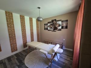 a room with a white table and a rug at L'échappée Sensuelle in Thiviers