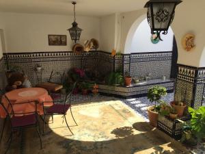 un soggiorno con tavolo, tavolo e sedie di Esperanza a Torrevieja