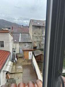ヴィジーユにあるAppartement plein centreの建物のある街の窓からの眺め +9枚の写真
