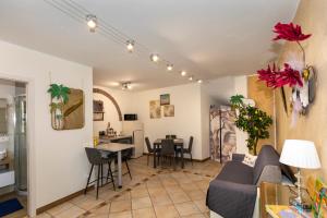 a living room with a couch and a table at Casa Acquabianca in Viterbo