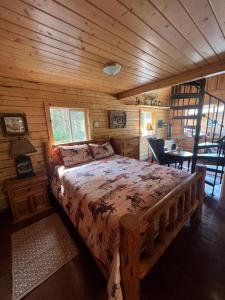 Ένα ή περισσότερα κρεβάτια σε δωμάτιο στο Northern Nights Lodging