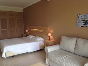 a hotel room with two beds and a couch at Vilamar in Luz