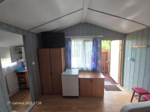 Nhà bếp/bếp nhỏ tại DOM BURSZTYNEK -domek drewniany