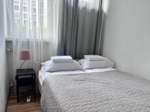 Posteľ alebo postele v izbe v ubytovaní OhMyHome - Park Mirowski Apartment