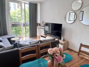 Televízia a/alebo spoločenská miestnosť v ubytovaní OhMyHome - Park Mirowski Apartment