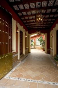 pusty korytarz budynku z sufitem w obiekcie Hotel Manolo Mayo w mieście Los Palacios y Villafranca