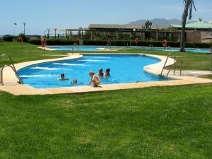 Bazén v ubytovaní Apartamento VenAVera Playa de Baria 2 K-1D Primera Línea Gran Terraza y WIFI alebo v jeho blízkosti