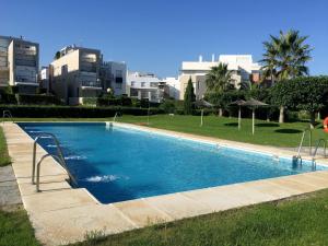 Bazén v ubytovaní Apartamento VenAVera Playa de Baria 2 K-1D Primera Línea Gran Terraza y WIFI alebo v jeho blízkosti