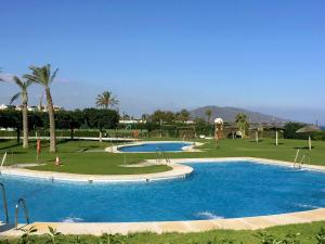 Bazén v ubytovaní Apartamento VenAVera Playa de Baria 2 K-1D Primera Línea Gran Terraza y WIFI alebo v jeho blízkosti