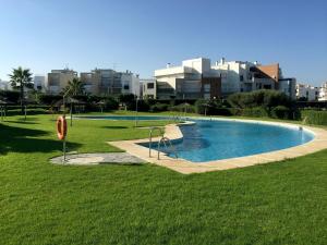 Bazén v ubytovaní Apartamento VenAVera Playa de Baria 2 K-1D Primera Línea Gran Terraza y WIFI alebo v jeho blízkosti
