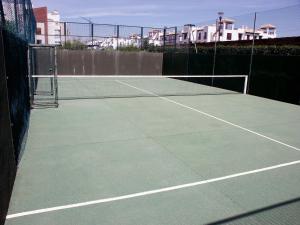 Tenis alebo squash v ubytovaní Apartamento VenAVera Playa de Baria 2 K-1D Primera Línea Gran Terraza y WIFI alebo jeho okolí