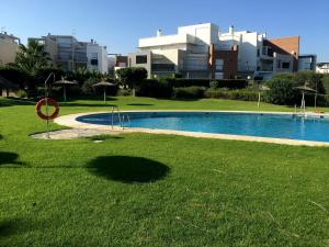 Bazén v ubytovaní Apartamento VenAVera Playa de Baria 2 K-1D Primera Línea Gran Terraza y WIFI alebo v jeho blízkosti