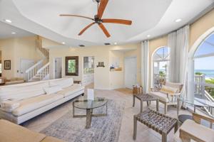 un salon avec un canapé et un ventilateur de plafond dans l'établissement Ark condo, à Captiva