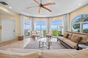 un salon avec un canapé et une table dans l'établissement Ark condo, à Captiva