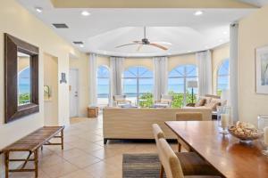 - un salon avec une table à manger et une vue sur l'océan dans l'établissement Ark condo, à Captiva