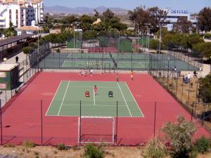 Tenis alebo squash v ubytovaní Apartamento VenAVera Playa de Baria 2 K-1D Primera Línea Gran Terraza y WIFI alebo jeho okolí