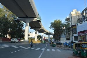 vistas a una calle de la ciudad con coches y motocicletas en Crystal Retreat, en Jāmb