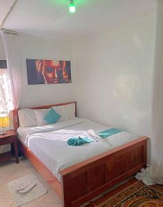 ein Schlafzimmer mit einem Bett in einem Zimmer in der Unterkunft Lovely Homely APT 1BR in Kisumu