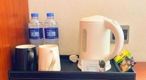 Yitel Collection Hangzhou Binjiang Jiangnan Avenue Baolongcheng的咖啡和沏茶工具