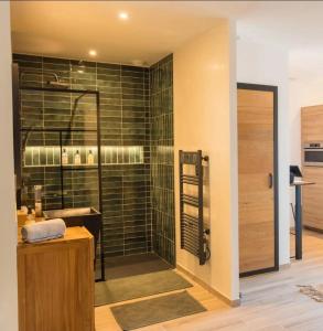 Koupelna v ubytování Le Cocoon - Jacuzzi, Sauna et Piscine privée + 19 fotografií