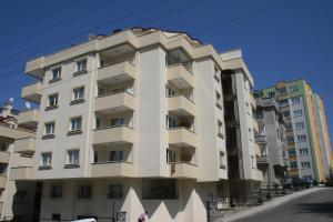 un edificio blanco con balcones en una calle en Safa Apartment, en Trabzon