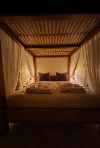 Postel nebo postele na pokoji v ubytování Le Cocoon - Jacuzzi, Sauna et Piscine privée