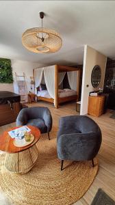 Posezení v ubytování Le Cocoon - Jacuzzi, Sauna et Piscine privée