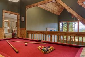 une salle de billard avec une table de billard rouge dans une maison dans l'établissement Timberwinds 1804, à Gatlinburg