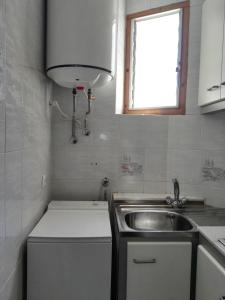 a small kitchen with a sink and a window at La Vila in Villajoyosa