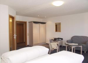 Postel nebo postele na pokoji v ubytování Hotel Rössle