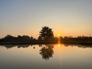 un tramonto su un lago con il tramonto di Bergen Resort Khon Kaen a Khon Kaen