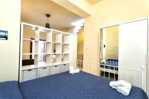 リーパリにあるIl Veliero Blu Suite Lipari Centroのベッドルーム(青いベッド1台、大きな鏡付)