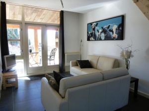 ein Wohnzimmer mit einem Sofa und einem TV in der Unterkunft het Atelier in Eext