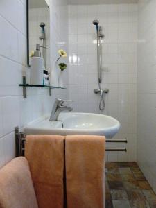 baño con lavabo y bañera con 2 toallas en het Atelier, en Eext