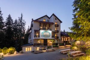 普雷代亚尔伊甸格兰德度假酒店的侧面有标志的建筑物