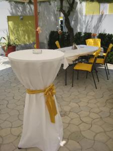 a table with a white dress and a yellow bow at Konak Požarevac in Požarevac